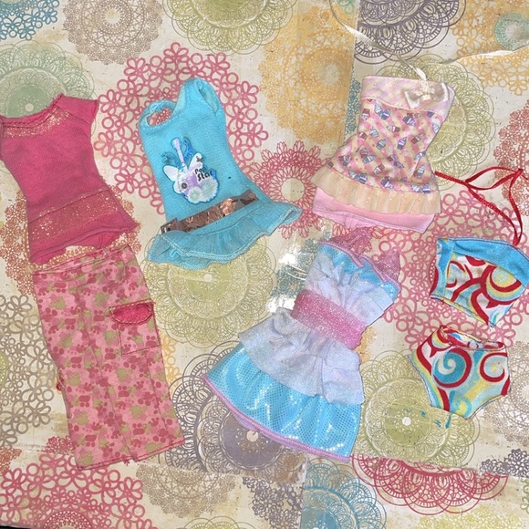 Barbie Vintage Bundle of 5 Dolls with Extra Clothes and Accessories - Picture 7 of 9